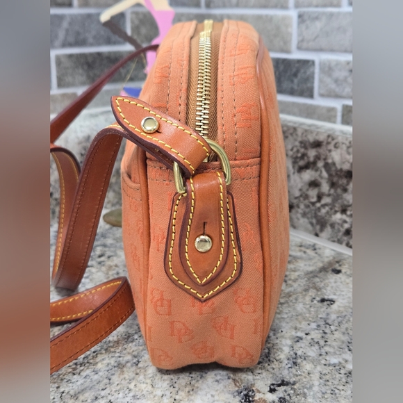Dooney & Bourke crossbody bag in orange/salmon EUC - Picture 6 of 15